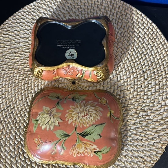 Vintage TOYO Ceramic Vanity Box, Antique Rose Base with Handpainted Flowers - Picture 7 of 9